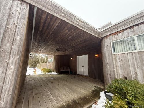 19 Fox Hollow Dr, East Quogue, NY, 11942-3618 | Card Image