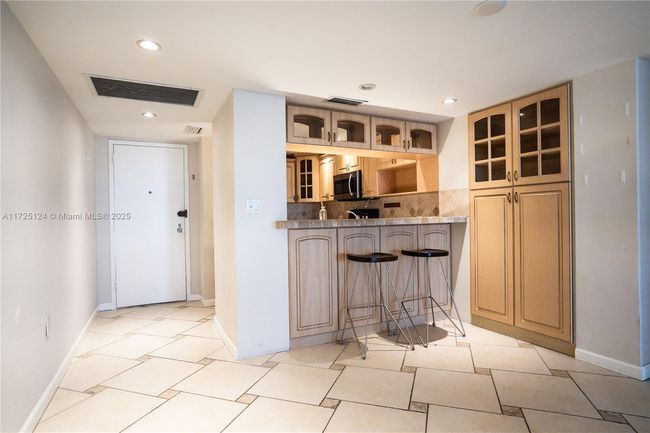 APT-1102 - 3375 N Country Club Dr, Condo with 2 bedrooms, 2 bathrooms and null parking in Aventura FL | Image 7
