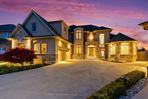 13 Mclean Court, St Catharines, ON, L2W0A2 | Card Image