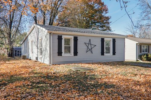 305 S Broadway St, Hudson, IL, 61748-9016 | Card Image