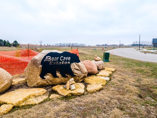 695 Kodiak Dr Nw, Stewartville, MN, 55976-3301 | Card Image