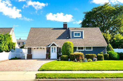 31 Sunrise Ln, Levittown, NY, 11756-4467 | Card Image