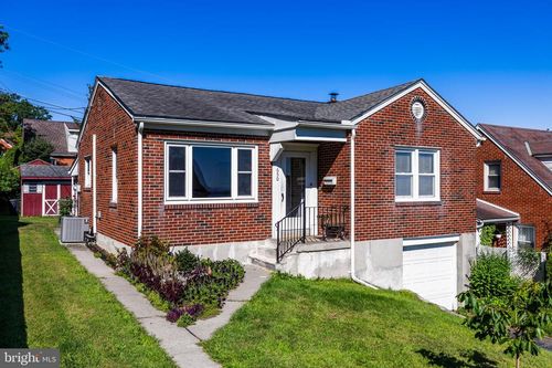 650 Roosevelt Ave, Fountain Hill, PA, 18015-4328 | Card Image