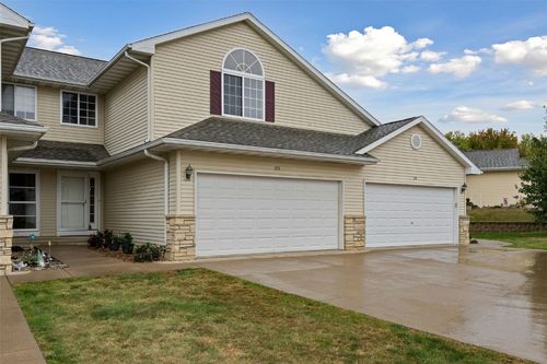 3712 Stoneview Cir Sw, Cedar Rapids, IA, 52404-7925 | Card Image