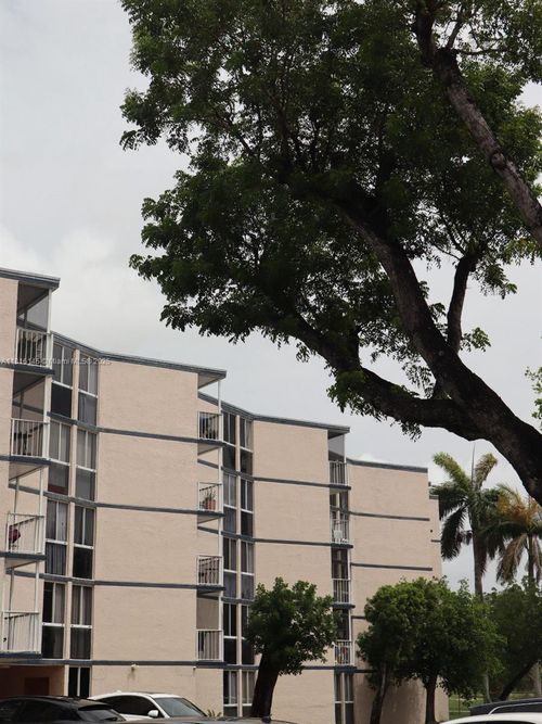 apt-e406-6995 Nw 186th St, Hialeah, FL, 33015-3445 | Card Image