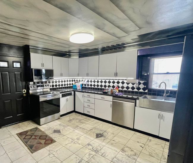 435 Spruce St, House other with 3 bedrooms, 2 bathrooms and null parking in Manchester NH | Image 5