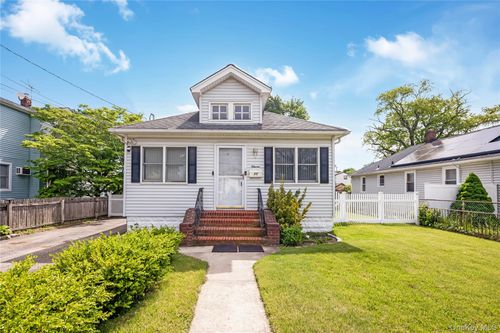 11 Locust Avenue E, Babylon, NY, 11735 | Card Image