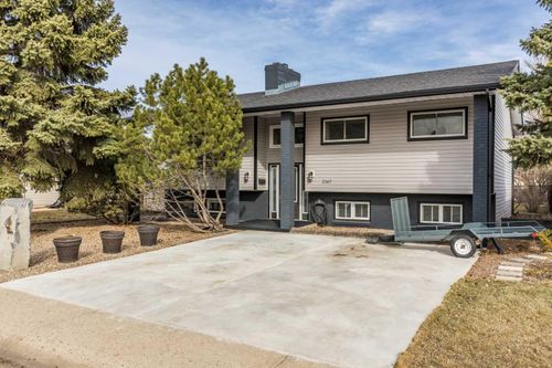 2167 10 Ave Ne, Medicine Hat, AB, T1C1L6 | Card Image