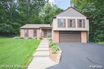 9003 Spencer Court, Home with 4 bedrooms, 2 bathrooms and null parking in Brighton MI | Image 1