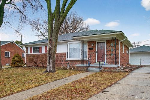 829 Chippewa St, Mount Clemens, MI, 48043-3033 | Card Image