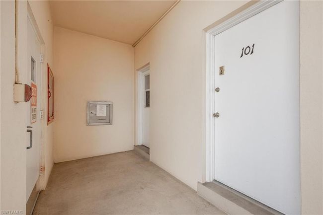 View of corridor | Image 27