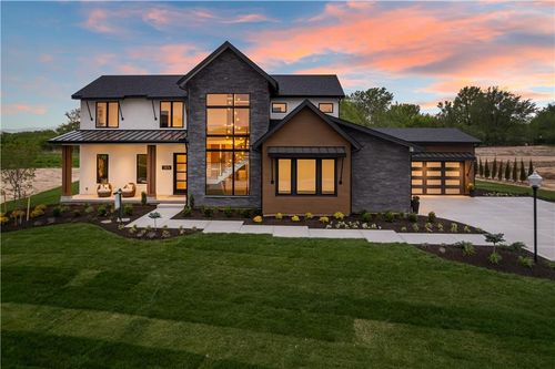 7470 Nw Fawn Ave, Parkville, MO, 64152-3420 | Card Image