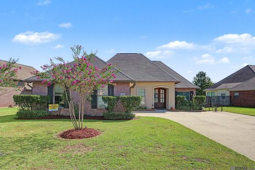8293 Quiet Creek Dr, Denham Springs, LA, 70726-6619 | Card Image