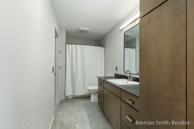 Shared Bathroom | Image 33