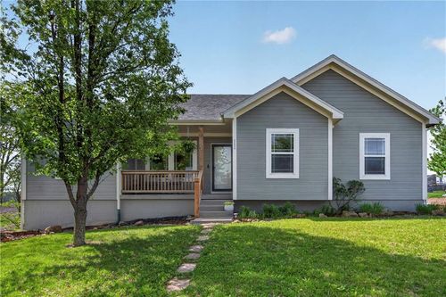 111 E Timberlake Dr, Lone Jack, MO, 64070-9312 | Card Image