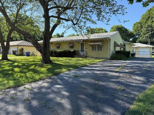 811 Nw B St, Blue Springs, MO, 64015-3727 | Card Image