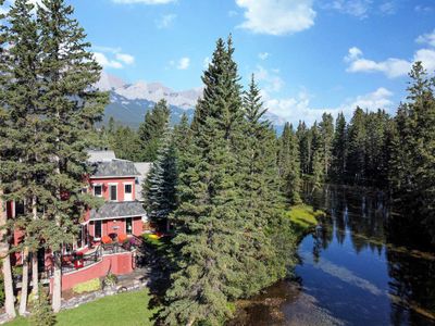 CREEKSIDE-1 - 701 Mallard Alley, Home with 3 bedrooms, 3 bathrooms and 3 parking in Canmore AB | Image 2