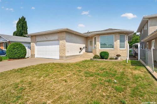 138 Athabasca Street W, House with 3 bedrooms, 2 bathrooms and 4 parking in Moose Jaw SK | Card Image