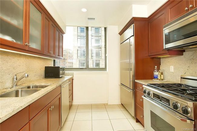 5A - 10 City Place, Condo with 2 bedrooms, 2 bathrooms and null parking in White Plains NY | Image 2