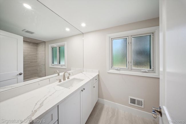 21-2200-Brenthaven-Dr-Bloomfield-Hills-MI-48304-WindowStill-15.jpg | Image 18