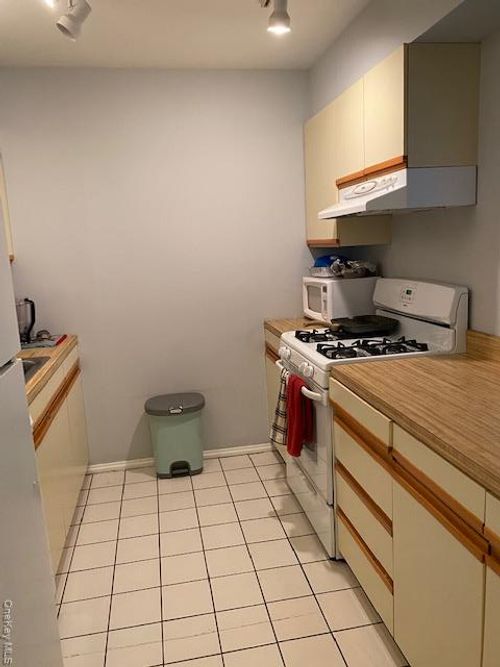 408-408 Town Hill Rd, Nanuet, NY, 10954-5971 | Card Image