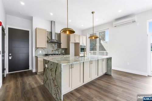 21 Lincoln Park, Newark, NJ, 07102-2301 | Card Image