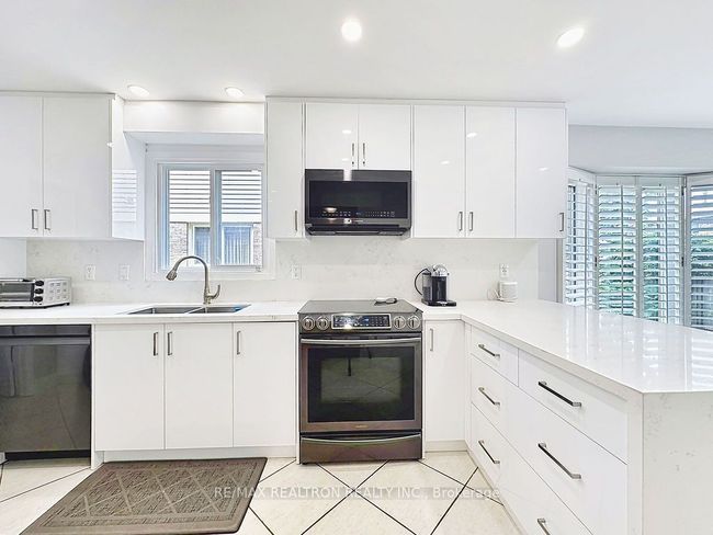 17 Colvin Cres, House other with 5 bedrooms, 4 bathrooms and 3 parking in Thornhill ON | Image 10