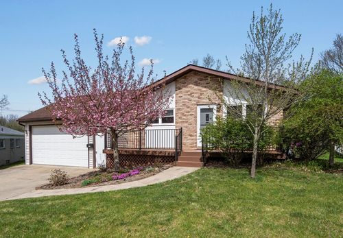 860 Manor Dr, Milford, MI, 48381-1757 | Card Image