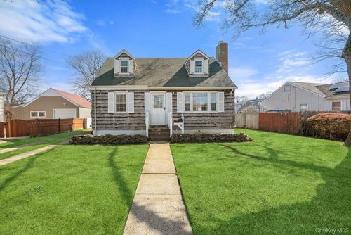 303 Kansas St, Lindenhurst, NY, 11757-5404 | Card Image