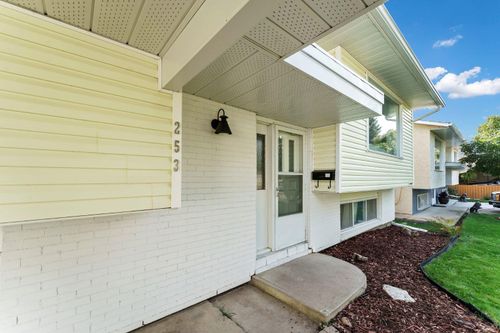 253 11 St Ne, Medicine Hat, AB, T1A6A8 | Card Image