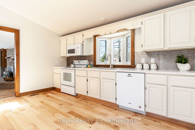 90 Edgewater Rd, House other with 3 bedrooms, 3 bathrooms and 8 parking in Wasaga Beach ON | Image 5