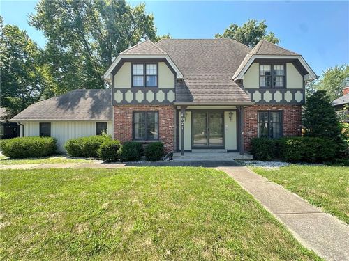 4021 Ne Brooktree Ln, Kansas City, MO, 64119-2233 | Card Image