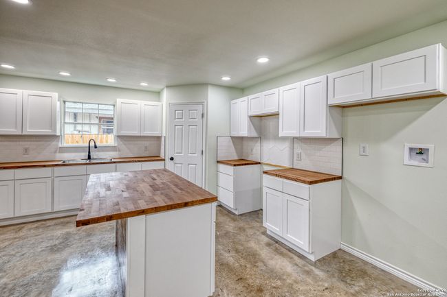 703 W Cargile St, House other with 3 bedrooms, 2 bathrooms and null parking in Uvalde TX | Image 8