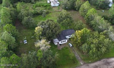 Ariel House and Yard | Image 1