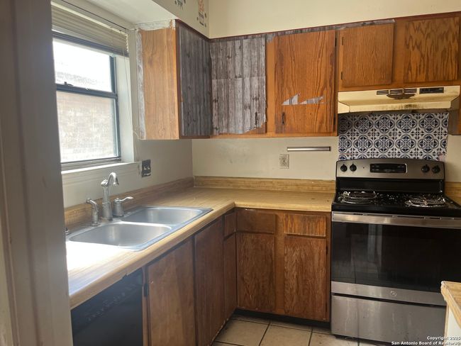 5212 Vinecrest Cir, House other with 3 bedrooms, 2 bathrooms and null parking in Kirby TX | Image 5