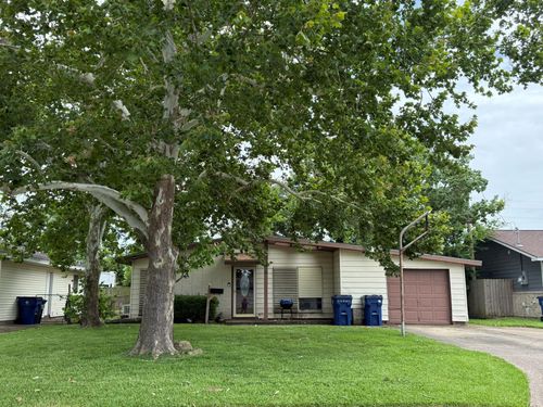 2213 17th Ave N, Texas City, TX, 77590-4923 | Card Image