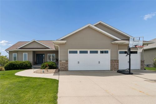 3215 Stanley Cup Dr, Marion, IA, 52302-9076 | Card Image