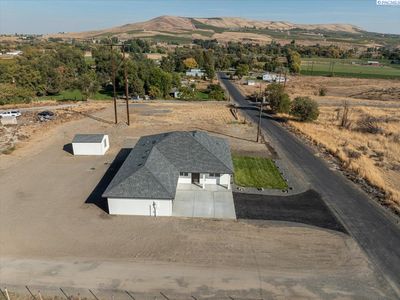 3602 E Highland Ext Rd., Home with 3 bedrooms, 2 bathrooms and null parking in Benton City WA | Image 3