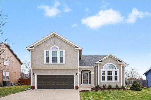 5815 Lakecrest Dr, Shawnee, KS, 66218-8951 | Card Image