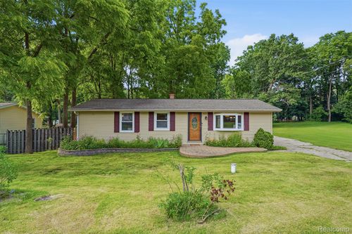608 Snyder Rd, Highland, MI, 48357-2861 | Card Image
