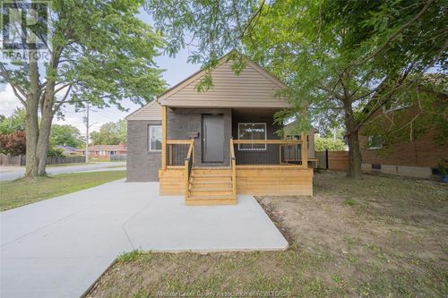 2808 Mckay Ave, Windsor, ON, N9E2P9 | Card Image