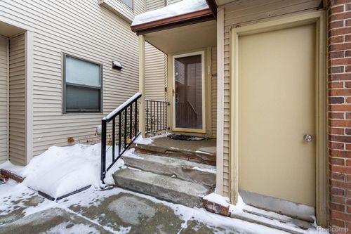 6580 Ridgefield Cir, West Bloomfield, MI, 48322-3040 | Card Image