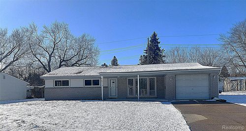 945 N Commerce Rd, Commerce Township, MI, 48382-2604 | Card Image