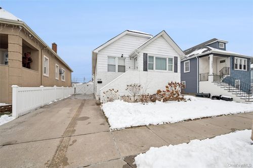 1038 Traymore Blvd, Island Park, NY, 11558-1917 | Card Image