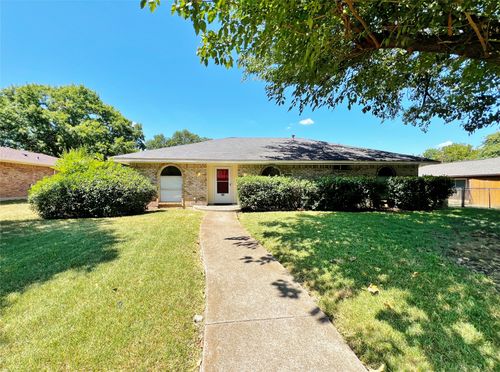 221 Connie Dr, Desoto, TX, 75115-6215 | Card Image