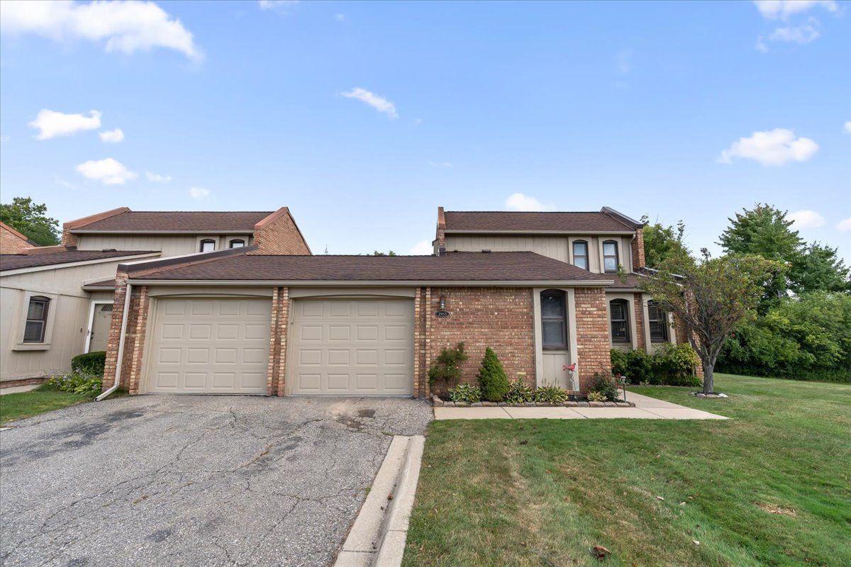 Moon Lake Dr, West Bloomfield, MI 48323