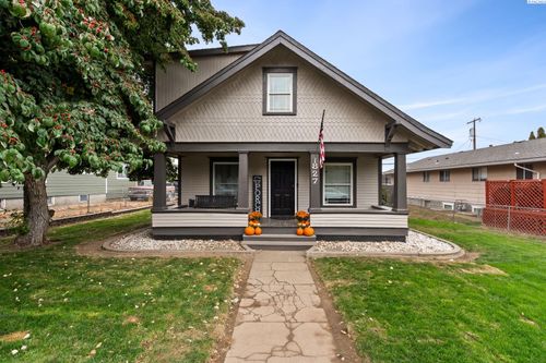 827 Court St, Prosser, WA, 99350-1317 | Card Image