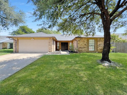 334 E Crossland Blvd, Grand Prairie, TX, 75052-6605 | Card Image