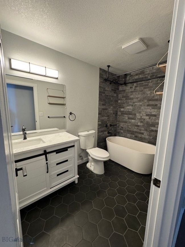 Hall Bathroom | Image 25
