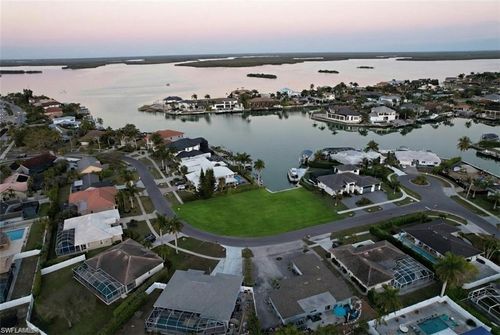 711 Fairlawn Ct, MARCO ISLAND, FL, 34145-3850 | Card Image